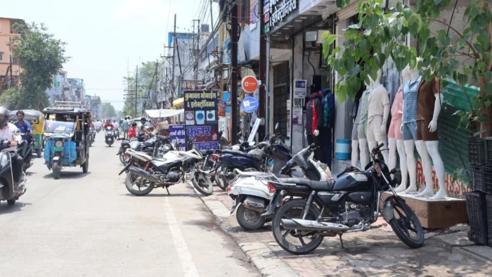 इंदौर में अतिक्रमण और पार्किंग के शिकार वीआईपी से एयरपोर्ट रोड को जाेड़ने वाले 60 फीट रोड के फुटपाथ