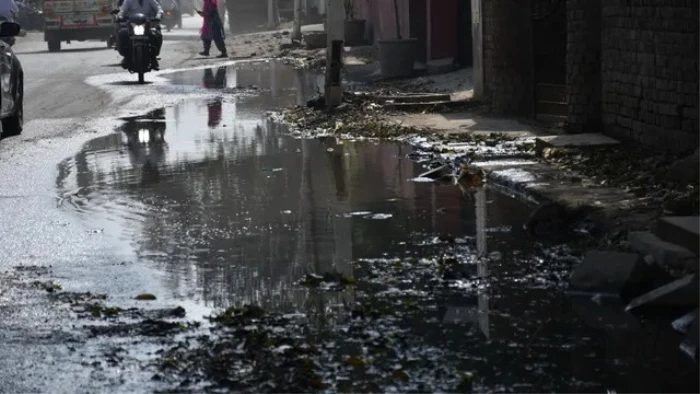 आधे घंटे की बारिश ने खोली भोपाल नगर निगम की पोल... उफने नाले, सड़कों पर भरा पानी और घरों में घुसा गंदा पानी