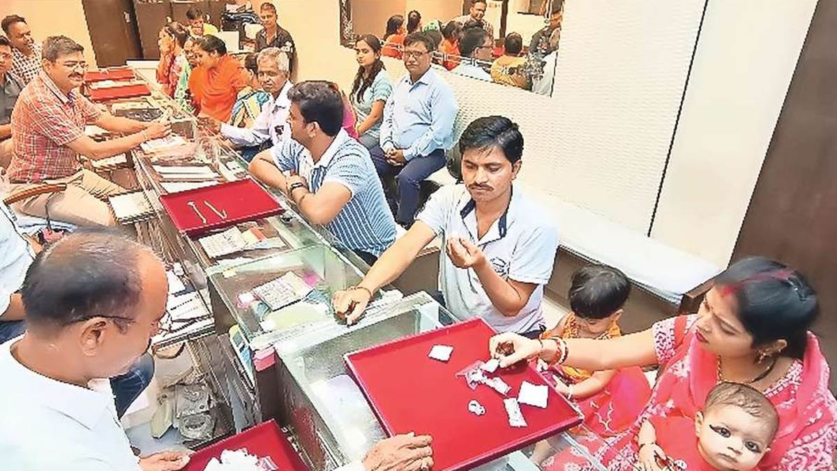 रौनक लौटी... सोने-चांदी की कीमतों में गिरावट से बढ़ी जेवरों की डिमांड, शादियों के सीजन में उमड़े खरीदार
