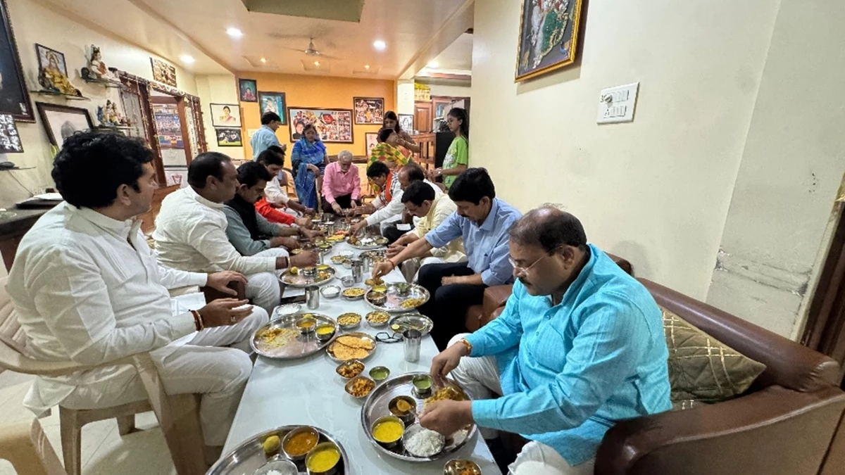 MP Politics: कैबिनेट मंत्री कैलाश विजयवर्गीय के घर पर सांसद-विधायकों ने लिया मालवी व्यंजनों का स्वाद