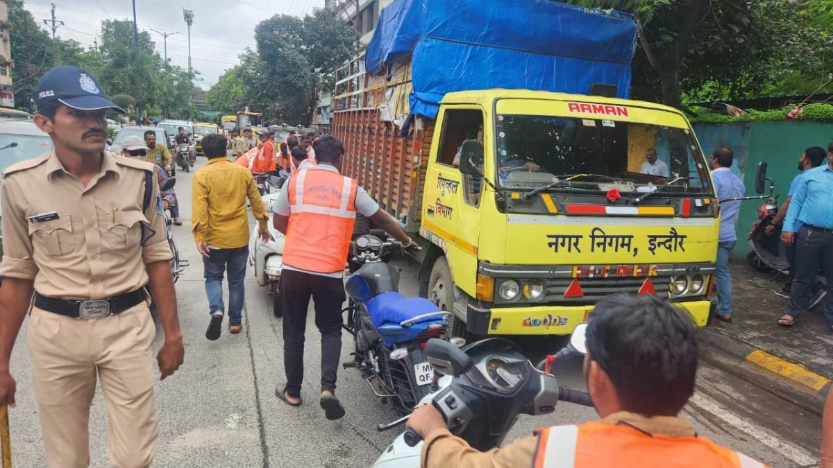 Indore में फुटपाथ पर कब्जा करने वालों के खिलाफ सख्त कदम, 5 डंपर एवं 51 दोपहिया वाहन जब्त