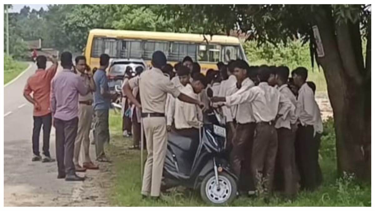 चार किमी पैदल चलकर बलरामपुर कलेक्टर के पास पहुंचे एकलव्य विद्यालय के छात्र: भोजन में कीड़े और बदइंतजामी से फूटा गुस्सा