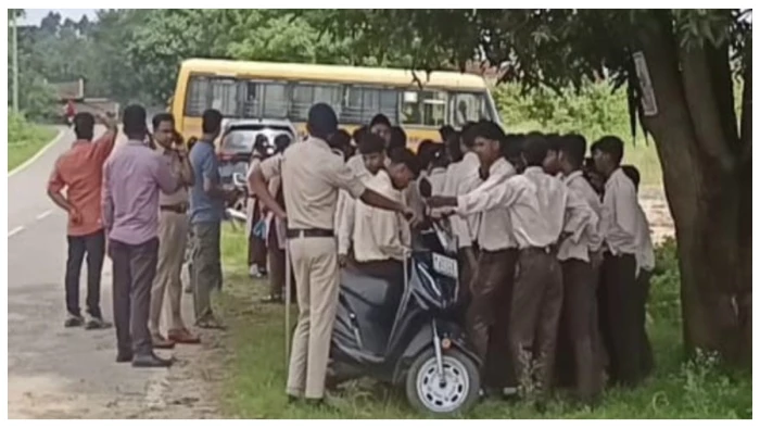 चार किमी पैदल चलकर बलरामपुर कलेक्टर के पास पहुंचे एकलव्य विद्यालय के छात्र: भोजन में कीड़े और बदइंतजामी से फूटा गुस्सा