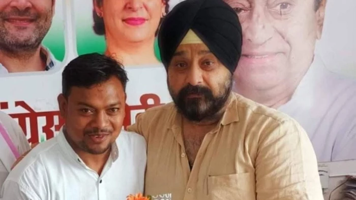 रीवा में कांग्रेस नेता की सरेराह बेरहमी से हत्या, चाकू से गोदकर उतारा मौत के घाट, 2 बाइक बरामद, आरोपी फरार