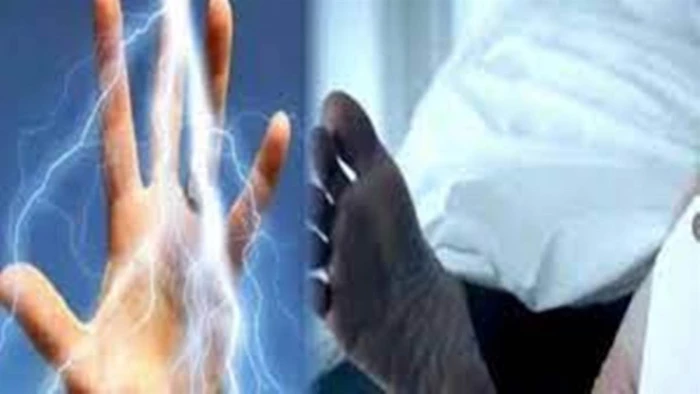 कूलर सुधार रहे थे, तार बिजली के बोर्ड में लगा था, छिला हुआ हिस्सा मुंह में रखा और करंट लग गया, मौत