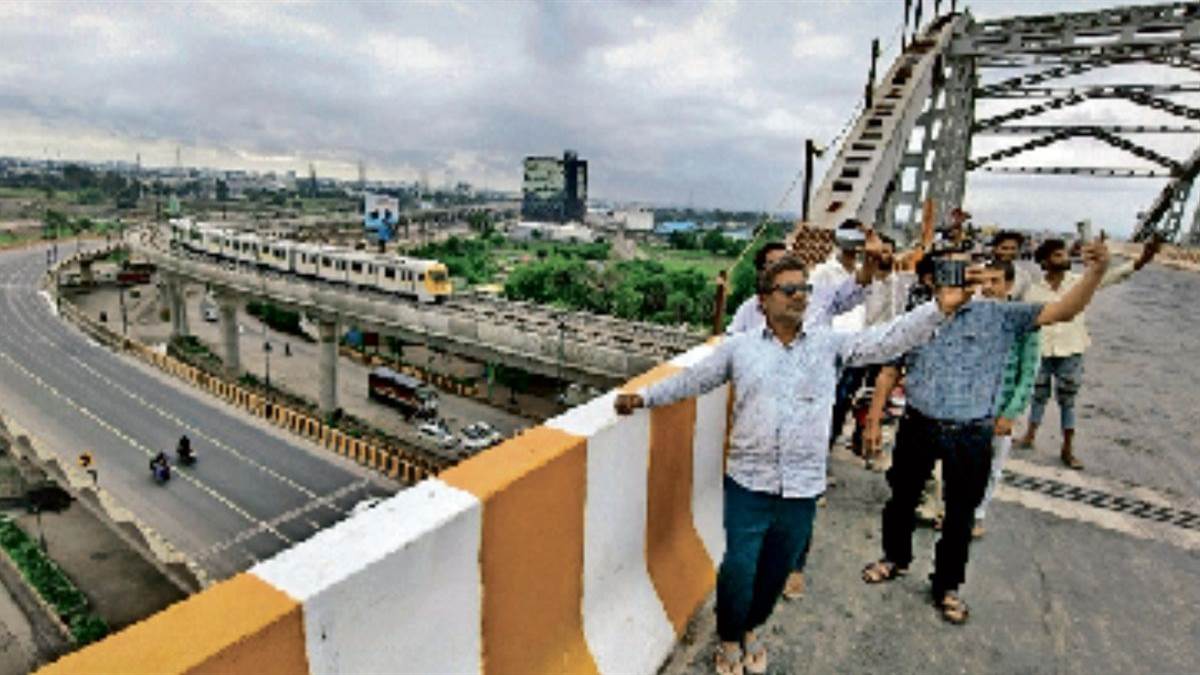 इंदौर में फ्लाईओवर के नीचे सुरक्षित रहेगा मेट्रो ट्रैक, 16 मीटर लंबी प्रोटेक्शन स्क्रीन लगाई