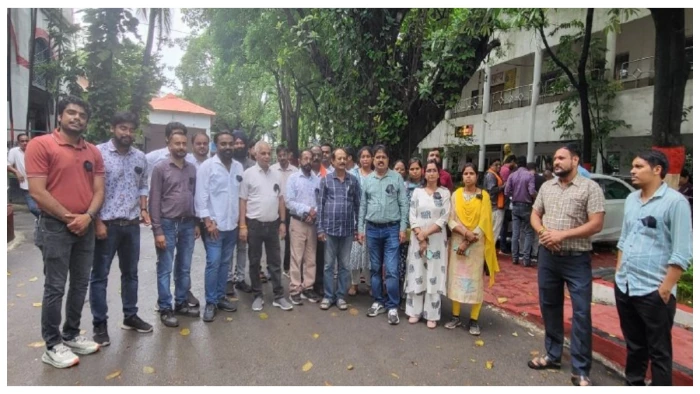 मक्कार शब्द पर भड़के इंजीनियर, मांगी सार्वजनिक माफी: बिलासपुर महापौर और निगम आयुक्त को सौंपा ज्ञापन