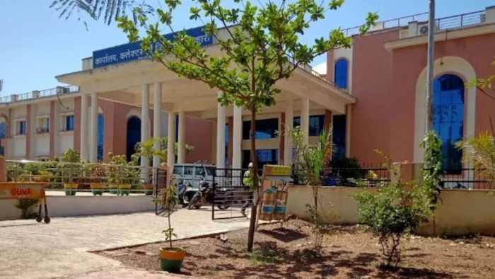 साहब, पेंशन कब आएगी! चार माह से एक ही जवाब- ‘अभी नहीं आई’..महज 600 रुपये पेंशन के लिए दफ्तरों के चक्कर काट रहे गुना के बुजुर्ग, विधवा और दिव्यांग
