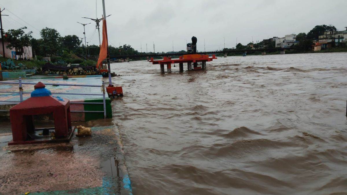 डिंडौरी में झमाझम बारिश से घाट किनारे स्थित मंदिर डूबे, नर्मदा सहित सहायक नदियों का बढ़ा जलस्तर