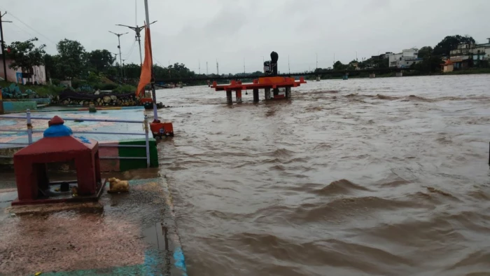 डिंडौरी में झमाझम बारिश से घाट किनारे स्थित मंदिर डूबे, नर्मदा सहित सहायक नदियों का बढ़ा जलस्तर
