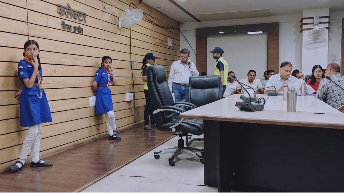 इंदौर में अधिकारी बैठकर करते रहे जनसुनवाई, घंटों खड़ी रहीं छोटी बच्चियां, कलेक्टर के निर्देश के बाद भी नहीं मिली कुर्सी