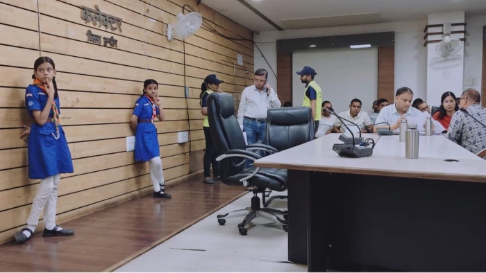 इंदौर में अधिकारी बैठकर करते रहे जनसुनवाई, घंटों खड़ी रहीं छोटी बच्चियां, कलेक्टर के निर्देश के बाद भी नहीं मिली कुर्सी