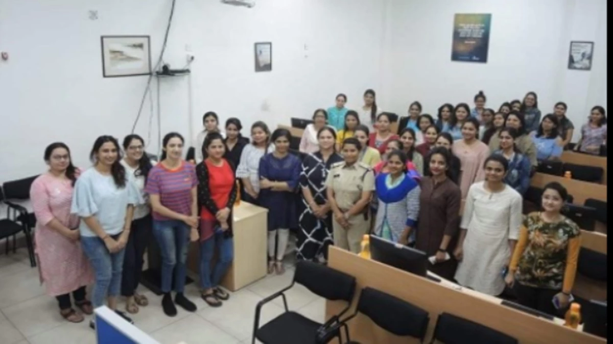 बच्चियों और महिलाओं को आत्मरक्षा का प्रशिक्षण... मिसाल बनीं इंदौर की पुलिस अधिकारी, सेनेटरी पैड भी कर रहीं वितरित