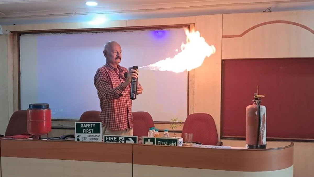 किचन में कीटनाशक स्प्रे से भी आग लग सकती है, LPG सिलेंडर में आग लगे तो कभी पानी ना डालें