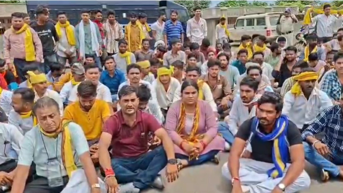 खरगोन में आदिवासी समाज का प्रदर्शन, आरक्षक को पीटने वाले आरआई पर एफआईआर की मांग