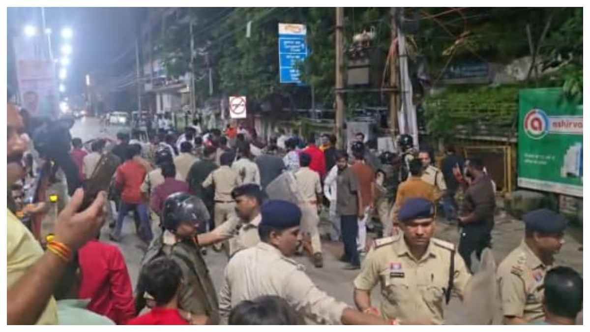 बिलासपुर के कोतवाली थाने में सोशल मीडिया पोस्ट को लेकर हुआ भारी पथराव