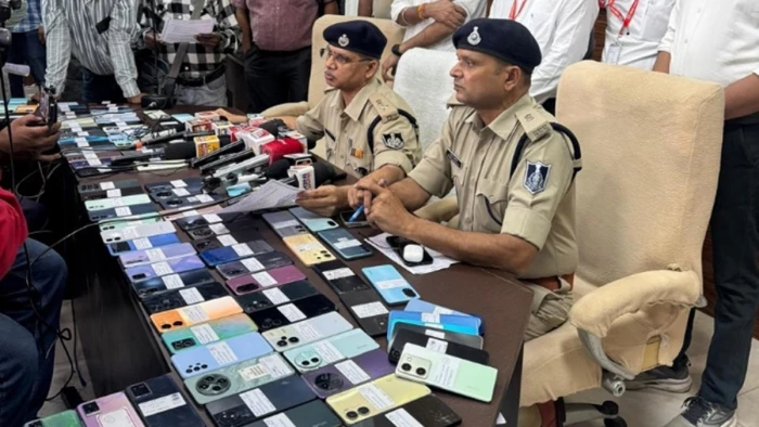 राखी पर इंदौर क्राइम ब्रांच ने लौटाईं खुशियां, 75 लाख रुपये के 238 मोबाइल सौंपे राखी पर इंदौर क्राइम ब्रांच ने लौटाईं खुशियां, 75 लाख रुपये के 238 मोबाइल सौंपे