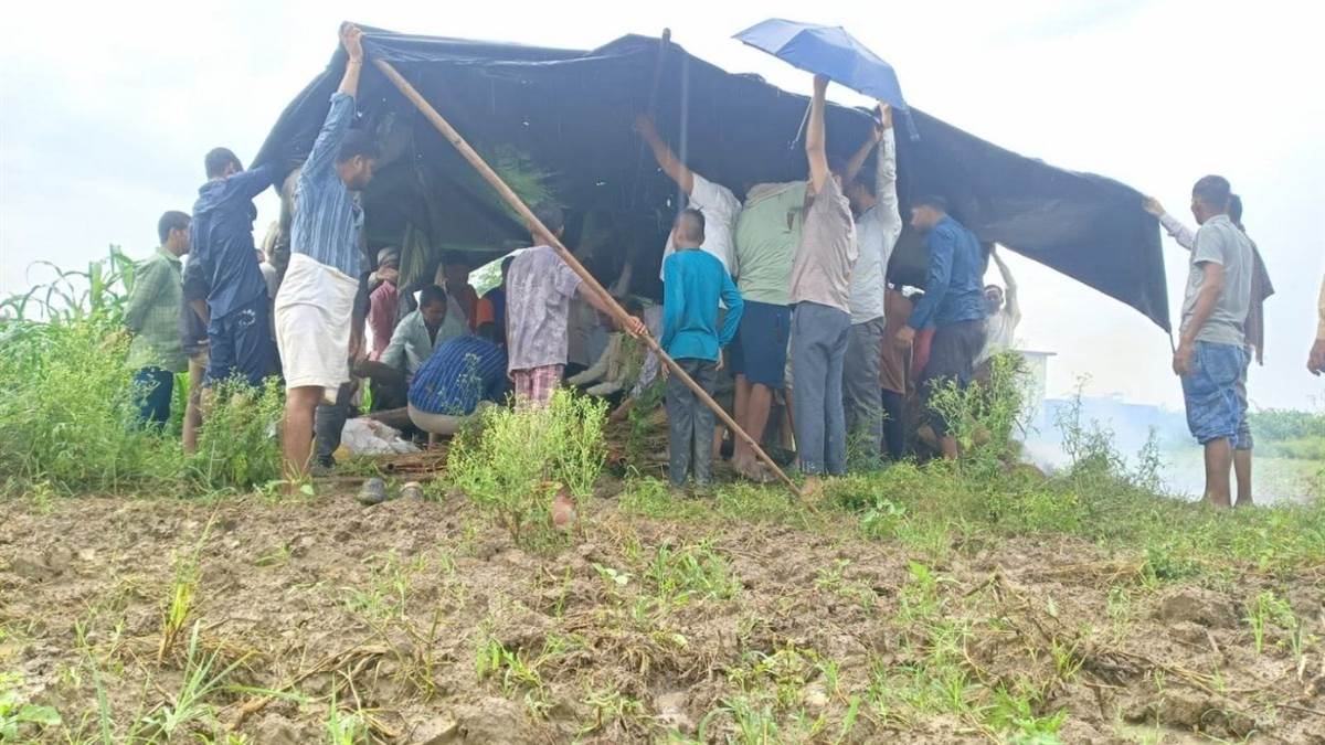 मुरैना के दो गांवों में न मुक्तिधाम न रास्ता, गीले खेतों में तिरपाल लगाकर करना पड़ा बुजुर्ग का अंतिम संस्कार