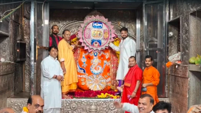रक्षाबंधन पर इंदौर के खजराना गणेश को अर्पित की गई राष्ट्रभाव की थीम पर बनी सबसे बड़ी राखी