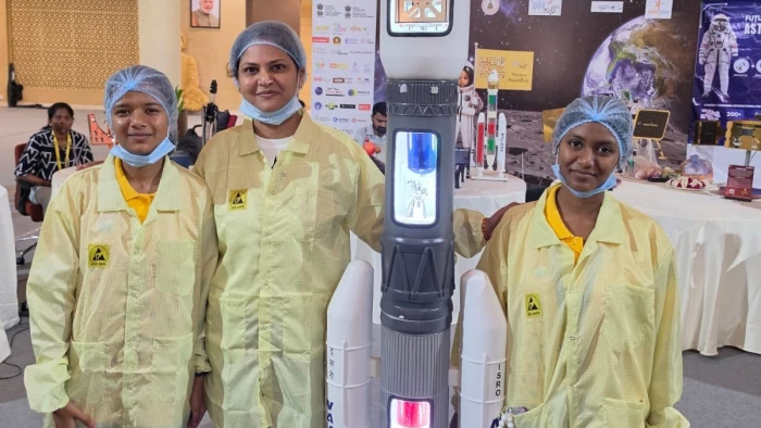 Success Story: बस्तियों से निकली अंतरिक्ष मिशन की डोर, बेटियां बना रहीं सैटेलाइट; इंदौर की दर्शना शर्मा का चयन