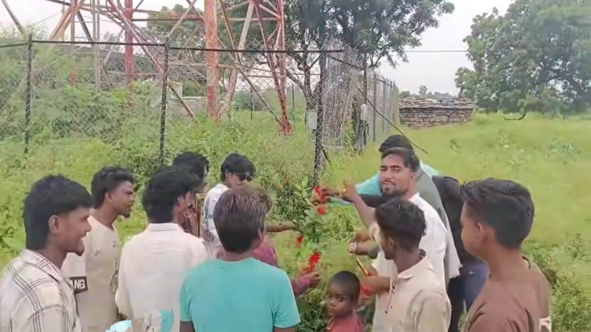 श्योपुर में अनोखा विरोध: बंद BSNL टावर को ग्रामीणों ने दी ‘श्रद्धांजलि’, हर महीने शोकसभा करने की चेतावनी