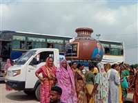 गुजरात की 400 दलित महिलाएं बड़ी मटकी के साथ पहुंची सुराणा, इंद्र मेघवाल के परिजनों को सौंपी सहायता राशि