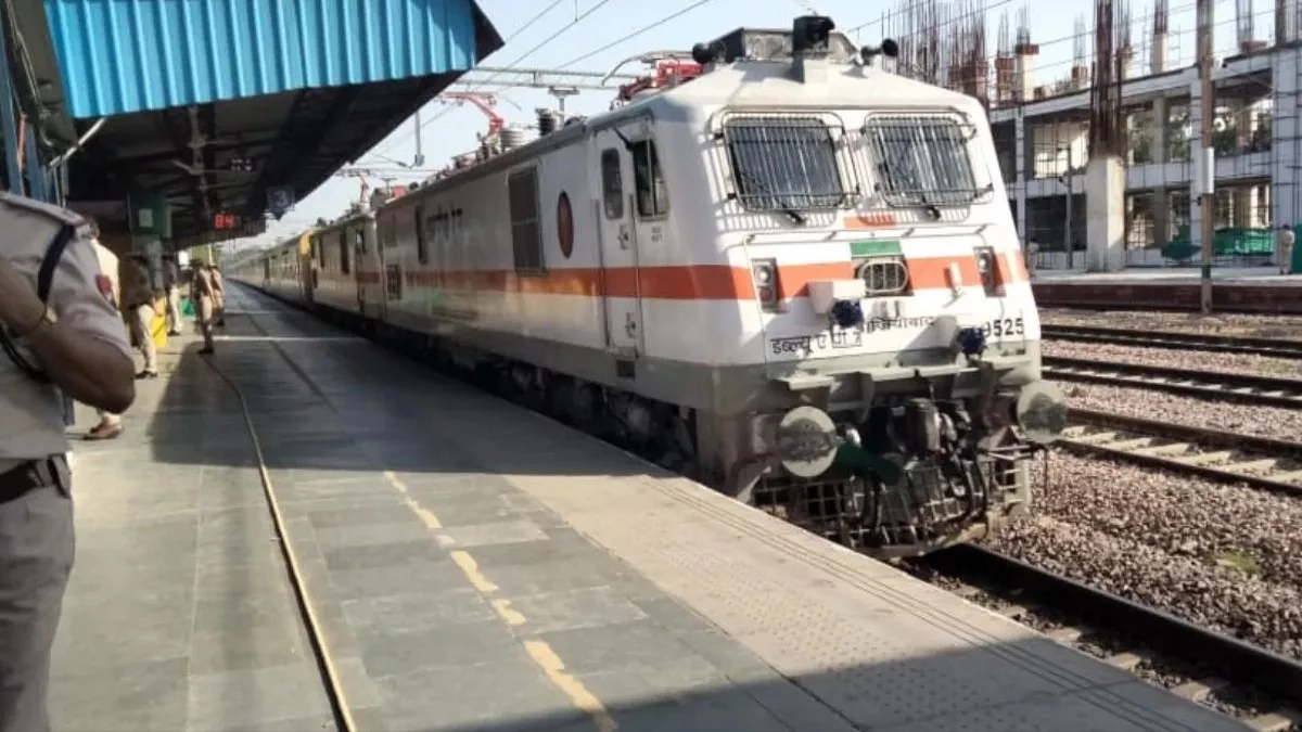MP में ट्रैक रिपेयर कर रहे रेलकर्मी को टक्कर मारकर गुजरी ट्रेन, 10 फीट दूर गिरकर मौत