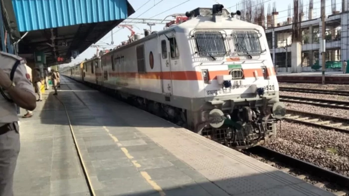 MP में ट्रैक रिपेयर कर रहे रेलकर्मी को टक्कर मारकर गुजरी ट्रेन, 10 फीट दूर गिरकर मौत