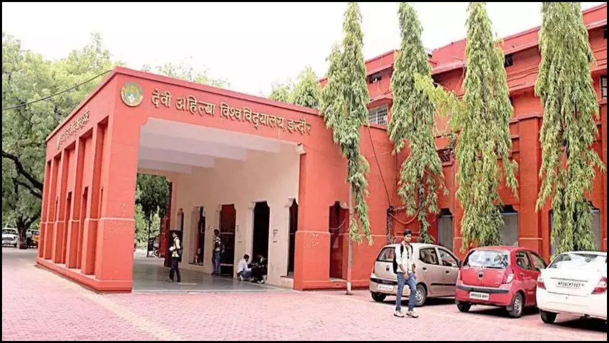 Indore के DAVV में खिड़की तोड़कर होस्टल के बाहर जाने वाले चार छात्रों पर होगी कार्रवाई, पुलिस करेगी जांच