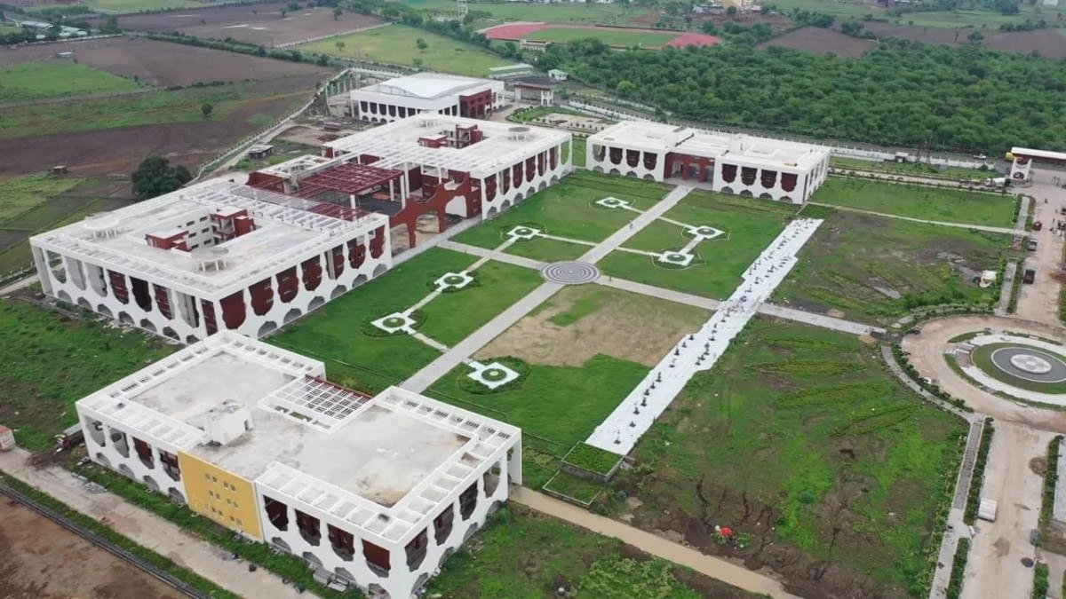 एमसीयू कन्या छात्रावास में सांप घुसने से छात्राएं दहशत में, खिड़कियों पर जाली लगाने की उठी मांग