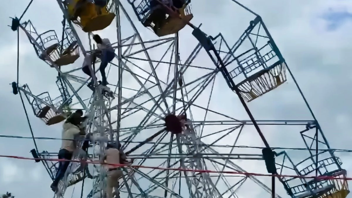 एक तरफ झुक गया झूला... MP के खंडेरा मंदिर में बड़ा हादसा टला, लोगों में मची चीख-पुकार