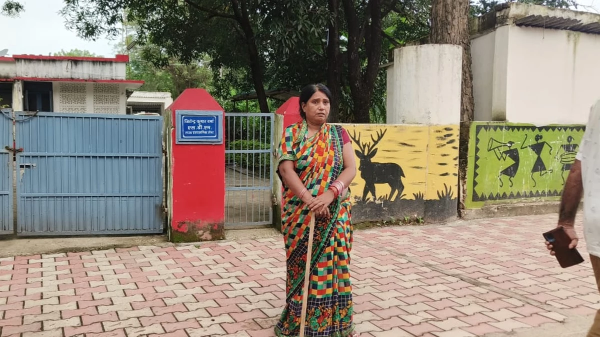 सतना में सूट-बूट में आए बाइक सवारों ने एसडीएम बंगले के सामने नायब तहसीलदार की पत्नी को लूटा