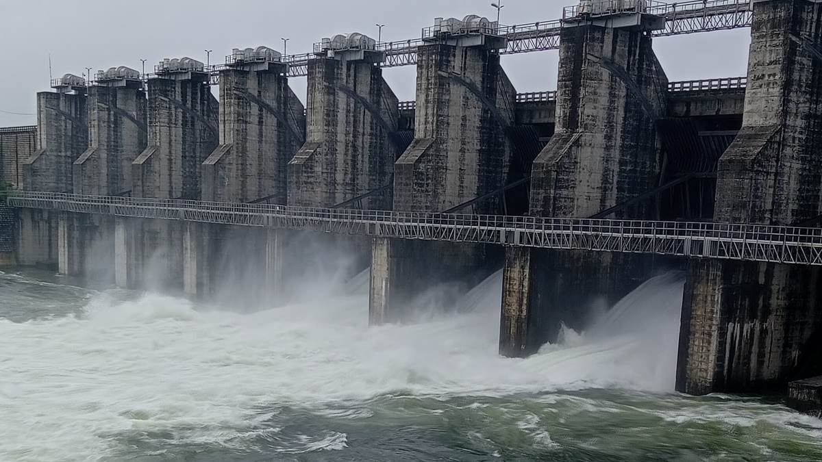 सिवनी में झमाझम बारिश के बीच भीमगढ़ बांध के तीन गेट से नदी में छोड़ा जा रहा पानी