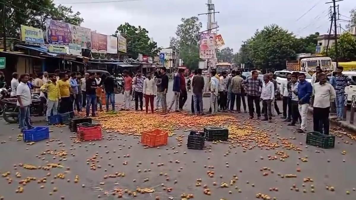शाजापुर में व्यापारियों ने टमाटर खरीदने से किया इनकार, तो गुस्साए किसानों ने सड़क पर फेंककर लगाया जाम