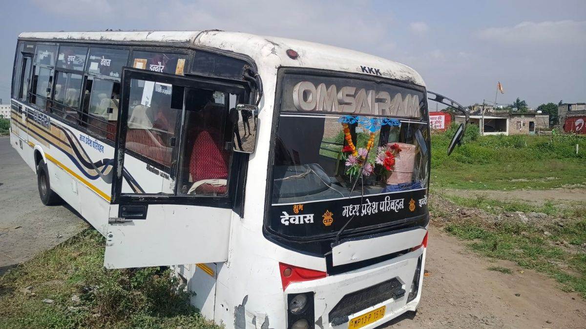 देवास-इंदौर रोड पर तेज रफ्तार बस डिवाइडर से टकराई, बाहर गिरी युवती हादसे में...