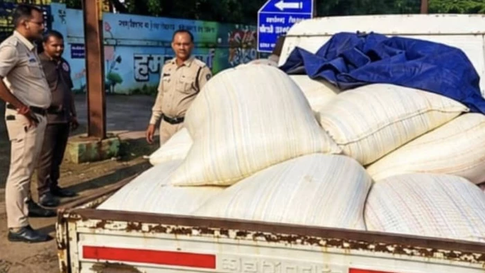 दुर्ग में राशन घोटाला: दुकान में चावल नहीं, ट्रक में भरकर बेचने ले जा रहे थे, Dial-112 ने दबोचा