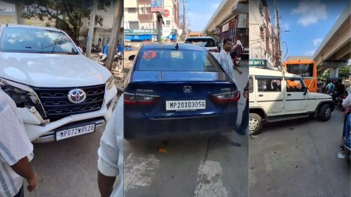 जबलपुर के रानीताल पेट्रोल पंप के सामने ई-बस ने दो कारों को मारी टक्कर