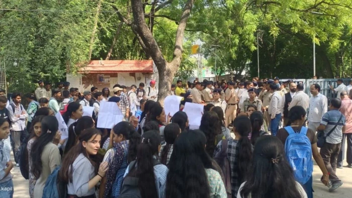 इंदौर के होलकर साइंस कॉलेज में हंगामा! 7 छात्रों के निलंबन पर बवाल, ABVP और करणी सेना आमने-सामने