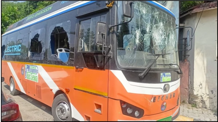 इंदौर राजवाड़ा बस हादसा: गाड़ी में तोड़फोड़ और पथराव करने पर 3 लोगों पर FIR, हादसे में हुई थी 2 की मौत