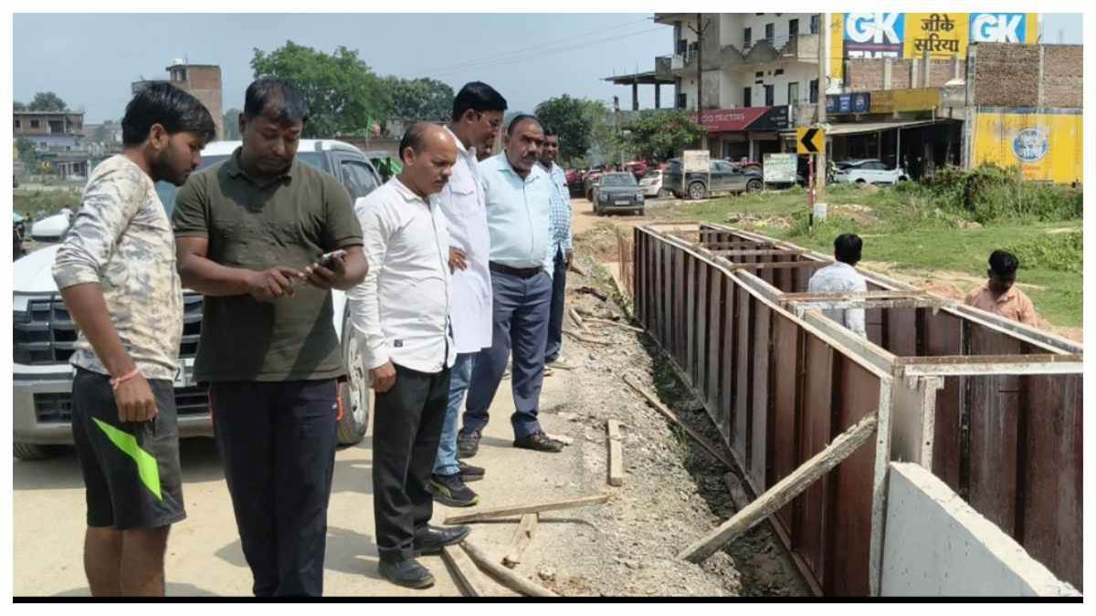 अंबिकापुर-रामानुजगंज NH पर घटिया निर्माण, भड़के अध्यक्ष-उपाध्यक्ष ने मौके पर पहुंचकर रुकवाया काम