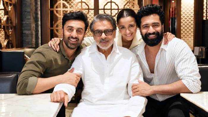 संजय लीला भंसाली की ‘लव एंड वॉर’ की टीम ने मनाया रणबीर कपूर का जन्मदिन, पूरी कास्ट और क्रू के साथ हुआ खास जश्न!