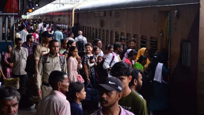 जबलपुर से अब नहीं चलेगी श्रीधाम एक्सप्रेस, दिल्ली की ट्रेनों में बढ़ी भीड़; कन्फर्म टिकट के लिए मारामारी