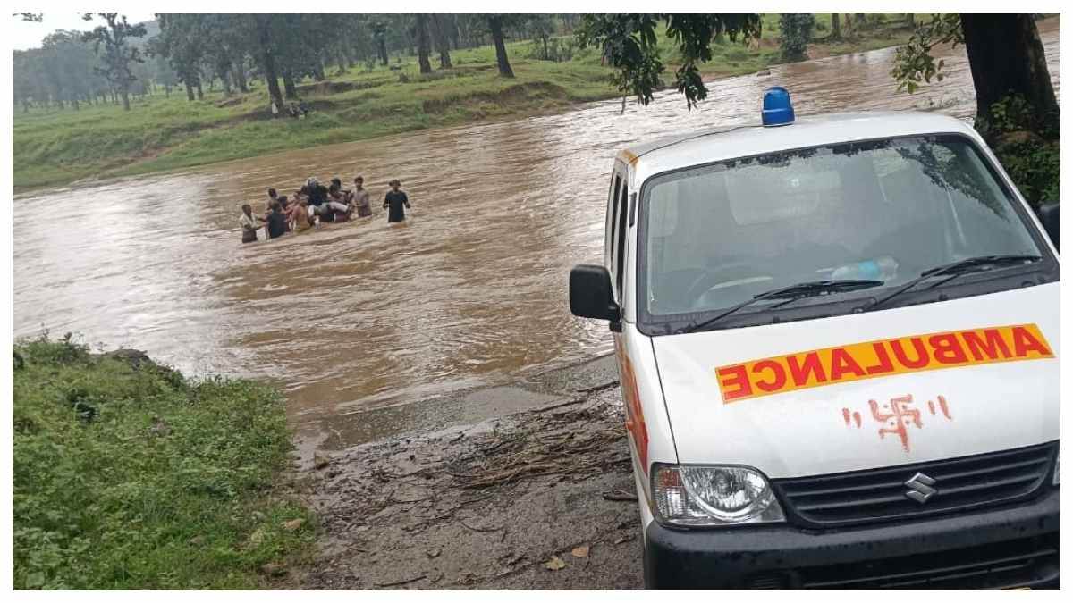 कोरबा में एंबुलेंस रुकी तो ग्रामीणों ने संभाला मोर्चा, बीमार पूर्व सरपंच को कंधे पर लादकर जान जोखिम में डाल पार की उफनती नदी
