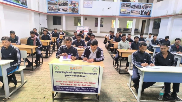 छत्तीसगढ़ में साक्षरता की नई मिसाल, बंदूक छोड़ पूर्व माओवादियों ने थामी कलम, 170000 ने दी उल्लास परीक्षा