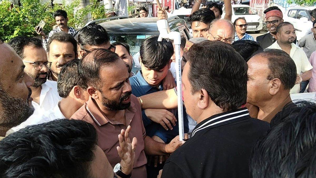 जबलपुर में जल संकट को लेकर कांग्रेस का प्रदर्शन, महापौर को भेंट की नल की टोंटी