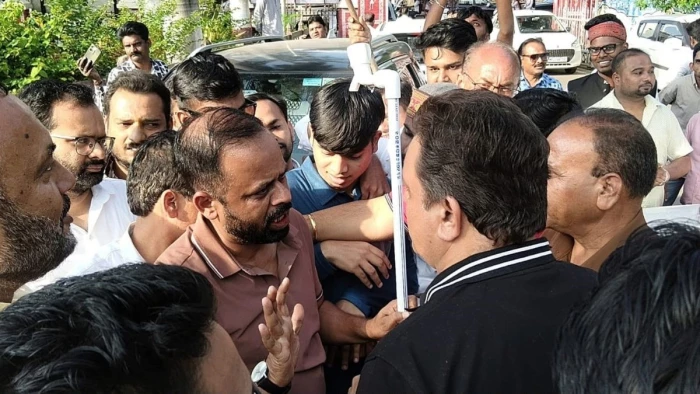 जबलपुर में जल संकट को लेकर कांग्रेस का प्रदर्शन, महापौर को भेंट की नल की टोंटी