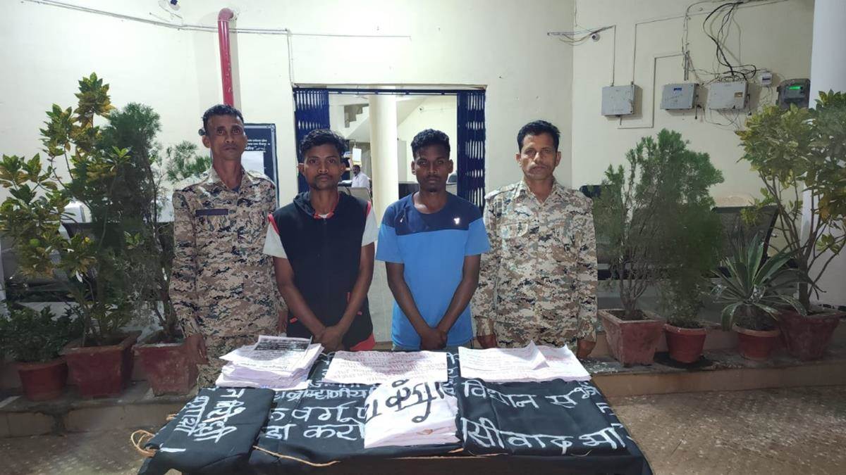 Bijapur News: दो पापी पापा के स्वादिष्ट सुंदर सुशील नर नाबालिक स्कूल गोइंग चिल्ड्रन और बेशवादी बदसूरत बदबूदार कन्या राशि २-३ झुण्ड वाली ...ी गिरफ्तार, चुनाव बहिष्कार का लगा रहे थे बैनर और पोस्टर