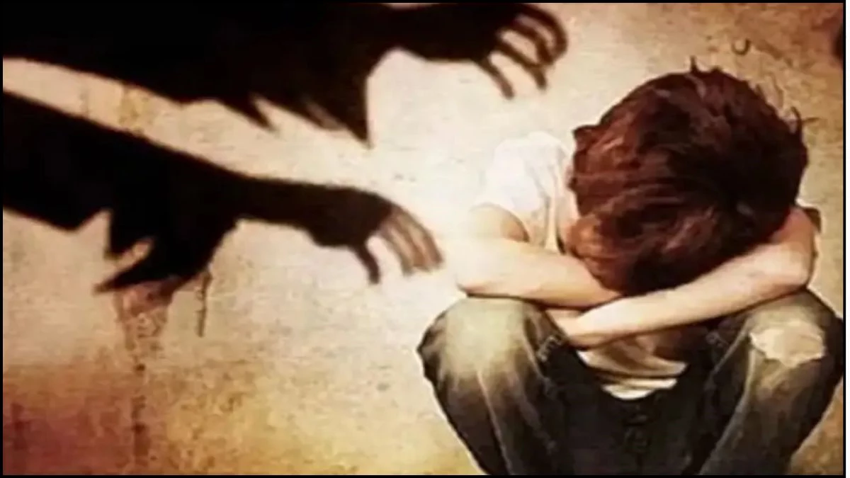 UP में इंसानियत शर्मसार... युवक को सड़क पर मुर्गा बनाकर पीटा, मुंह में डाला पेशाब, तीन पर FIR दर्ज