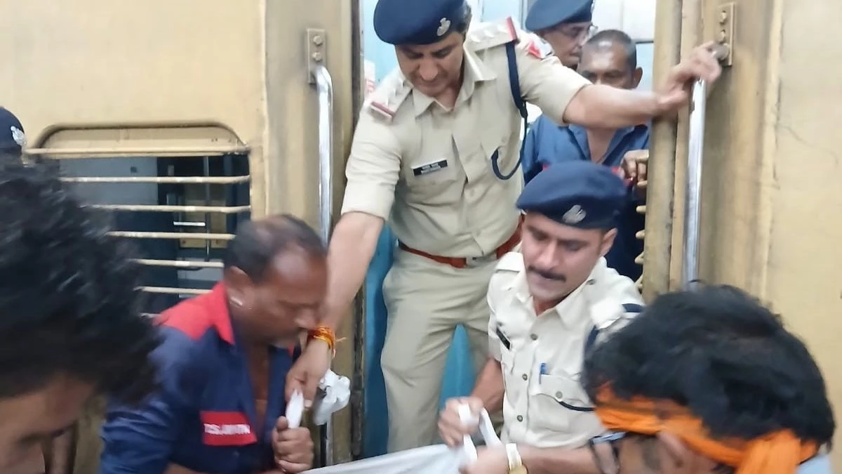 Jabalpur: चलती ट्रेन में दामाद की हत्या, मामा ससुर ने झगड़ा होने पर किए चाकू से 30 वार, मौके पर मौत