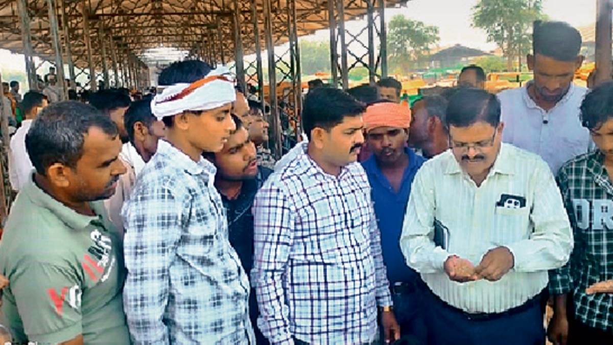 दतिया मंडी में धान खरीदी में भाव गिरे तो भड़के किसान, विरोध हुआ तो माल जांचने पहुंचे कर्मचारी